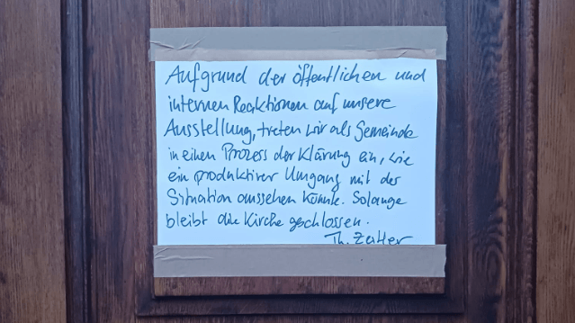 Hinweis an der Egidienkirche am Dienstag: Damit informierte die Kirche ihre Gläubigen über die Schließung der Ausstellung "Jesus liebt".