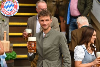 Thomas Müller mit einem Weißbier auf dem Münchner Oktoberfest. In diesem Jahr gibt es für den Bayern-Profi dazu einen veganen Leberkäs.