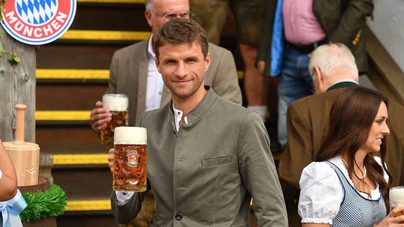Thomas Müller mit einem Weißbier auf dem Münchner Oktoberfest. In diesem Jahr gibt es für den Bayern-Profi dazu einen veganen Leberkäs.