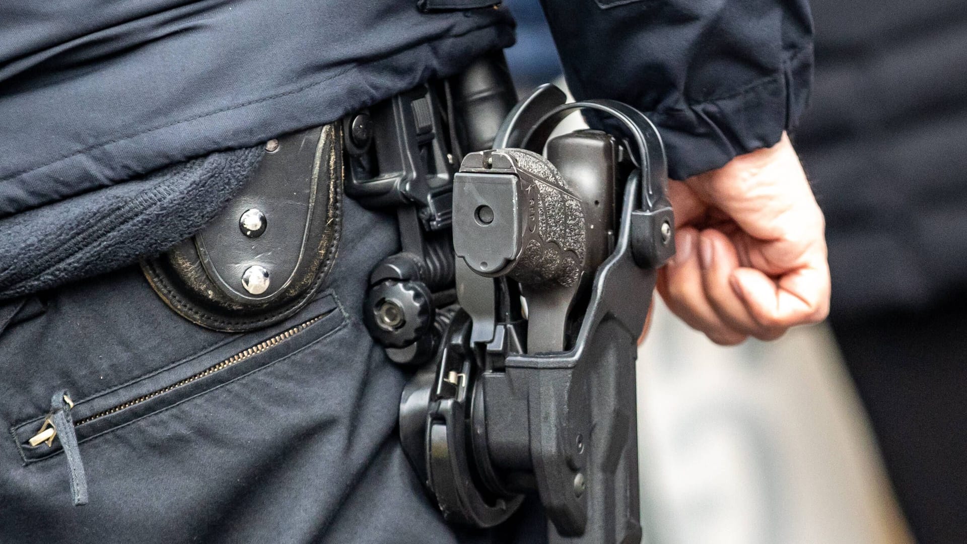 Ein Polizist (Archivbild): Die Berliner Polizei darf einen Bewerber ablehnen, der Fotos von Hitler verschickt hat.