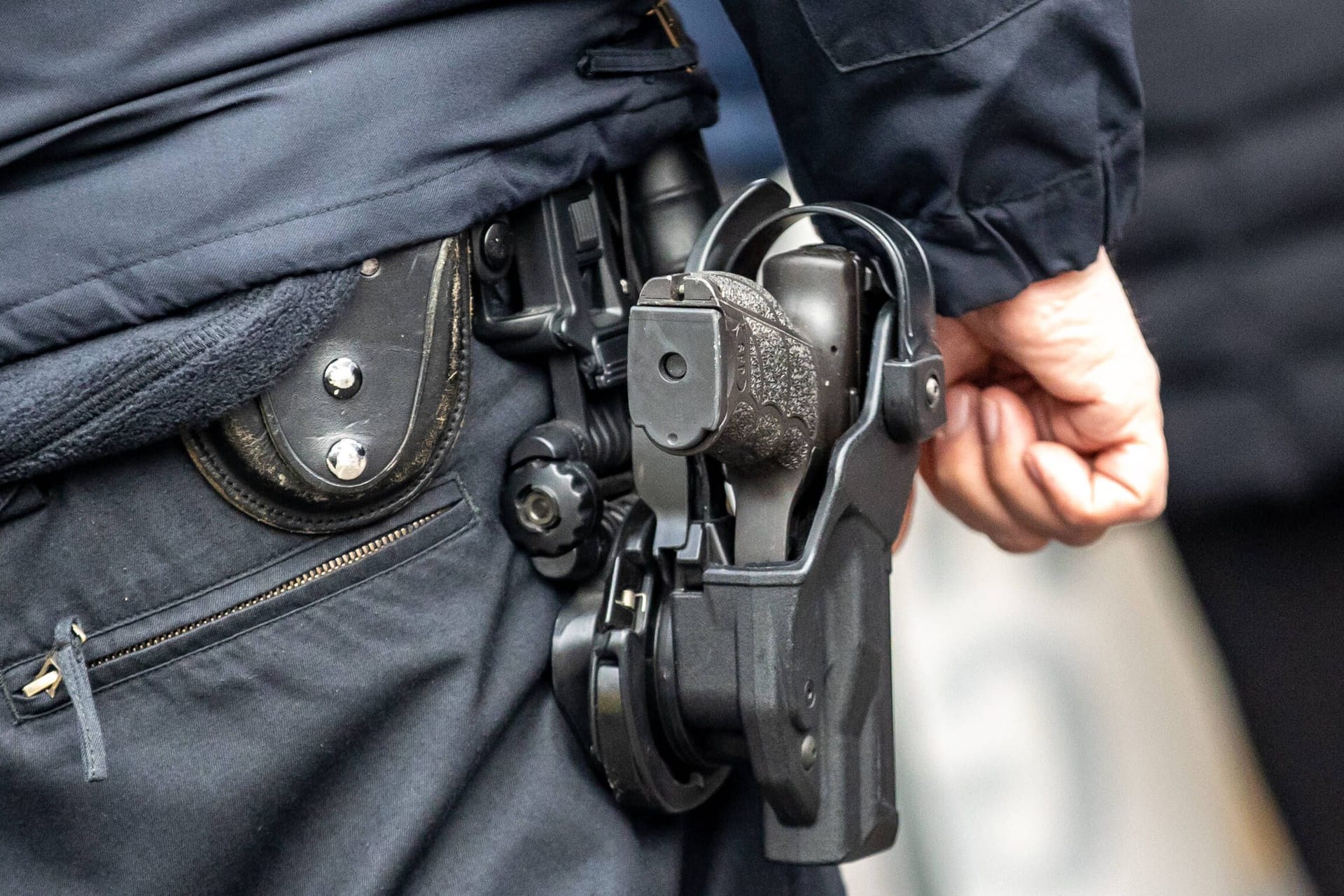 Ein Polizist (Archivbild): Die Berliner Polizei darf einen Bewerber ablehnen, der Fotos von Hitler verschickt hat.