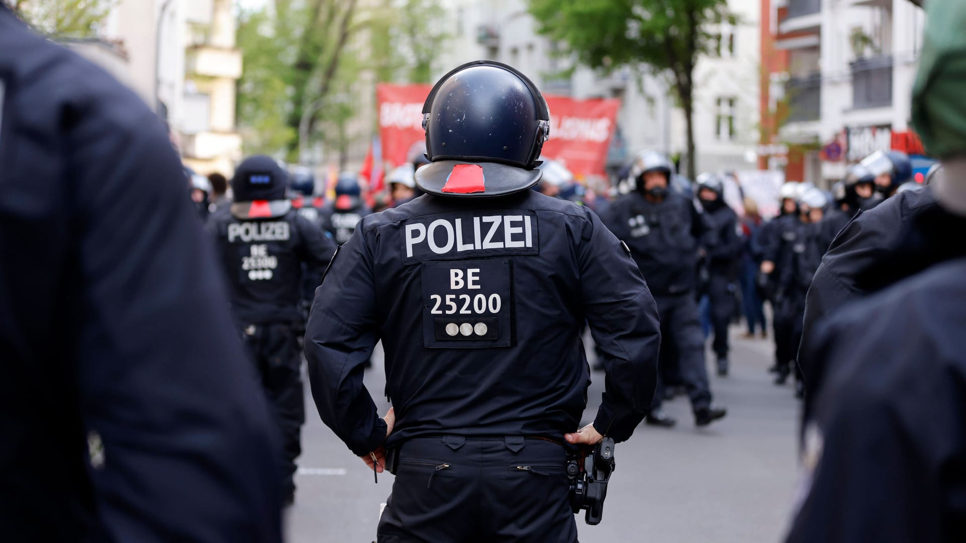 Berliner Polizist (Symbolbild): Der Mann wurde schnell ausfallend.