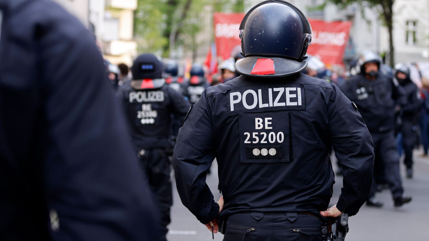 Berliner Polizist (Symbolbild): Der Mann wurde schnell ausfallend.