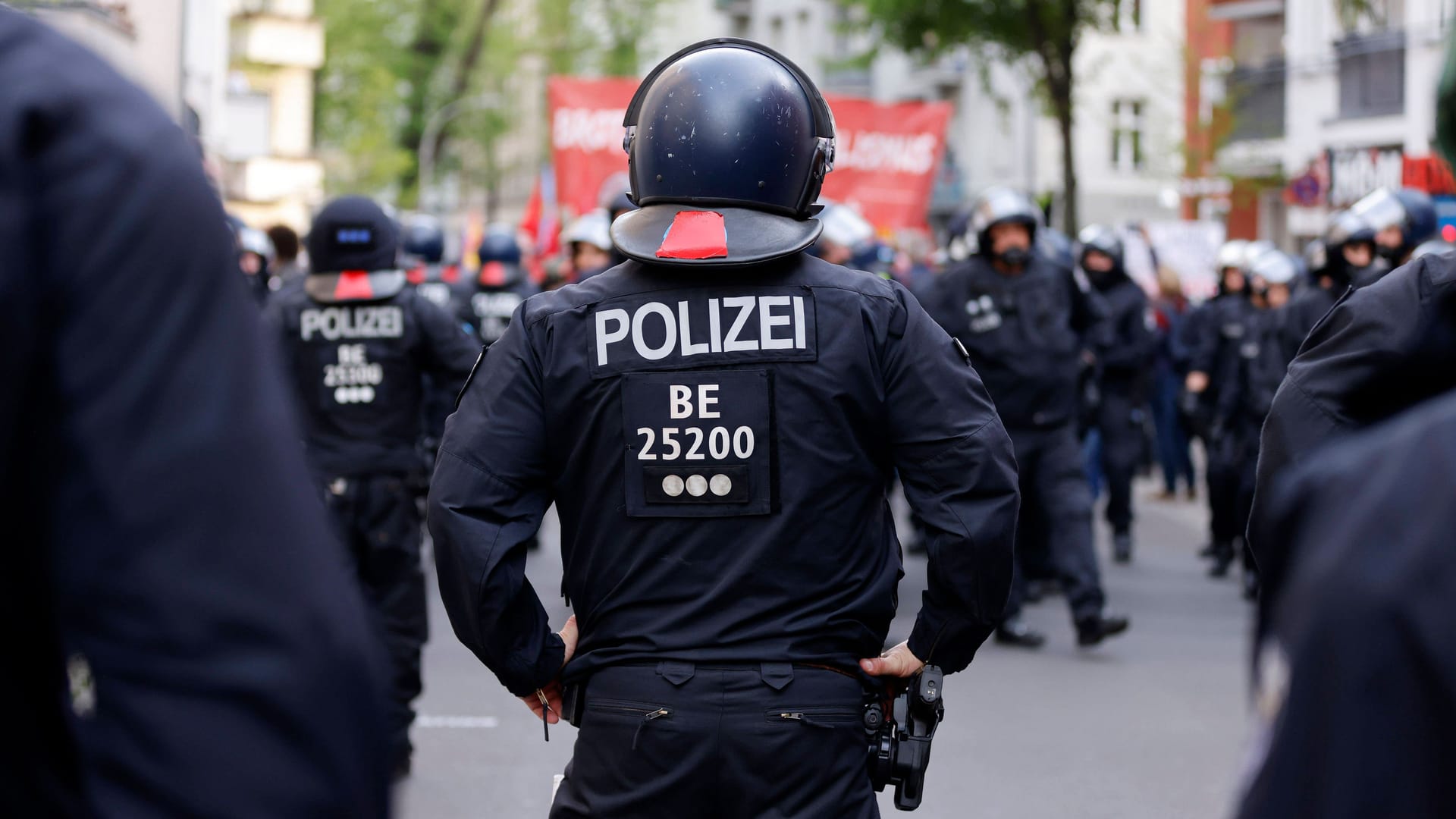 Berliner Polizist (Symbolbild): Der Mann wurde schnell ausfallend.