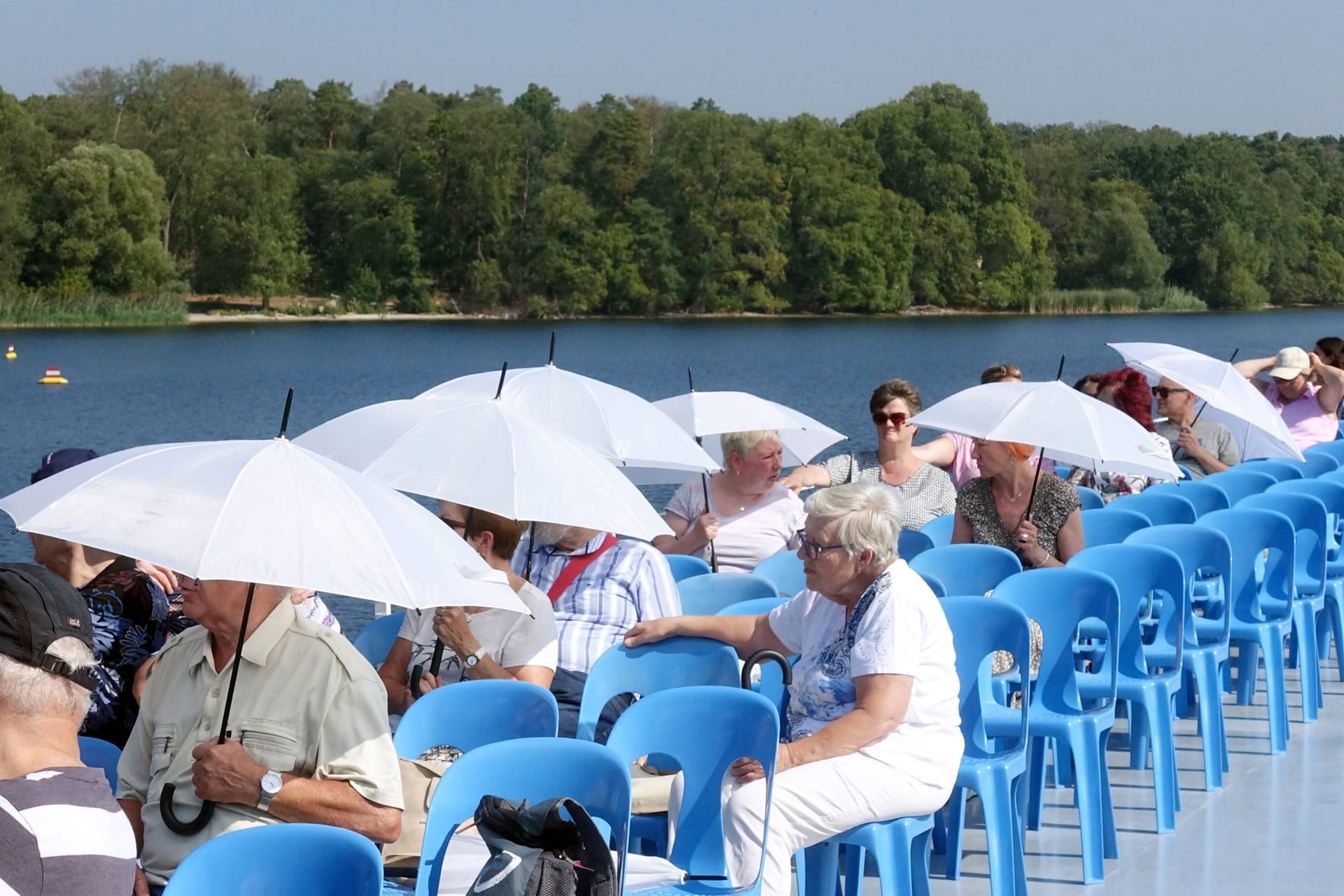 Menschen mit einem Sonnenschirm (Archivbild): In Berlin wird es in den kommenden Tagen heiß.