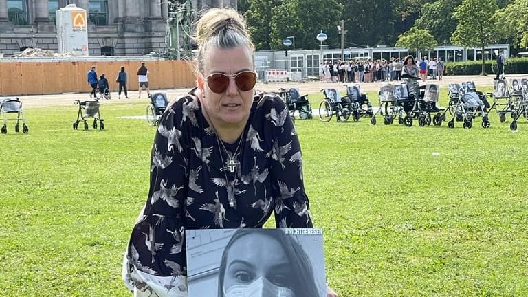 Ricarda Piepenhagen mit Rollator bei einer Demonstration vor dem Reichstag: Seit zwei Jahren kann die Lehrerin nicht mehr arbeiten.