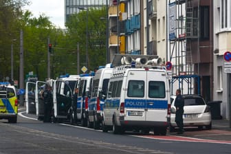 Kölner Polizei im Einsatz (Archivfoto): Ein eskalierter Familienstreit in Köln-Merheim sorgt für Aufsehen im Netz.