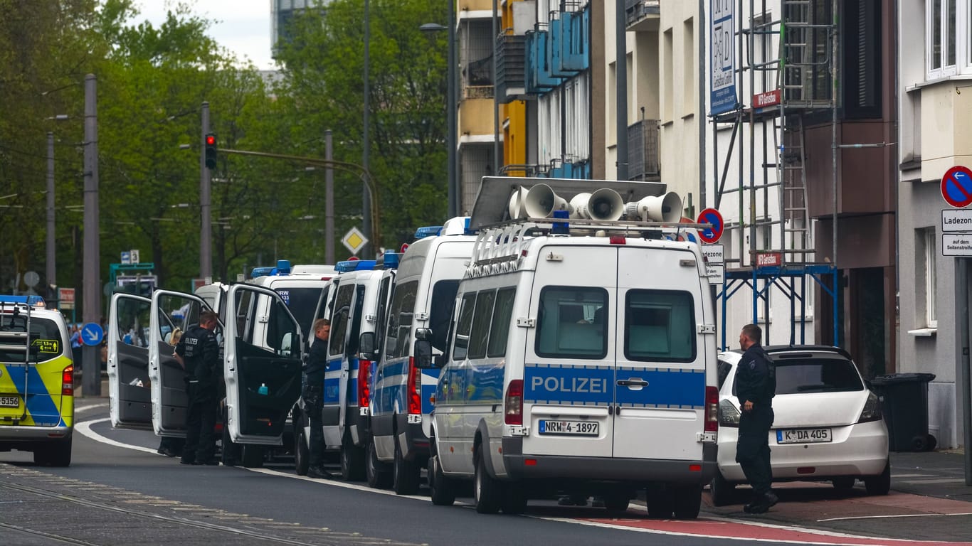 Kölner Polizei im Einsatz (Archivfoto): Ein eskalierter Familienstreit in Köln-Merheim sorgt für Aufsehen im Netz.