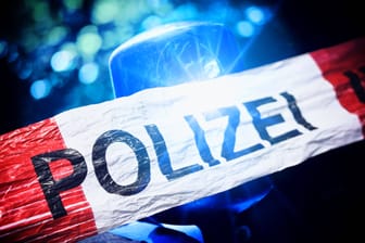 Polizei-Absperrband und Blaulicht (Symbolbild): In Zülpich wurden zwei halbtote Senioren in einem Wohnhaus gefunden.