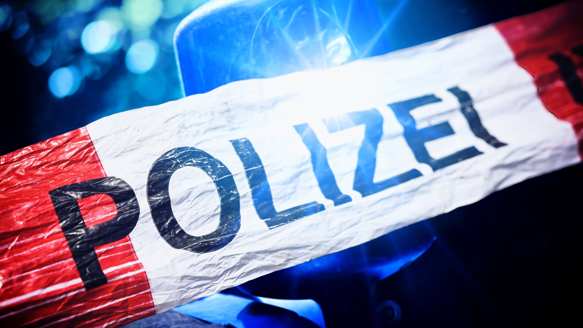 Polizei-Absperrband und Blaulicht (Symbolbild): In Zülpich wurden zwei halbtote Senioren in einem Wohnhaus gefunden.