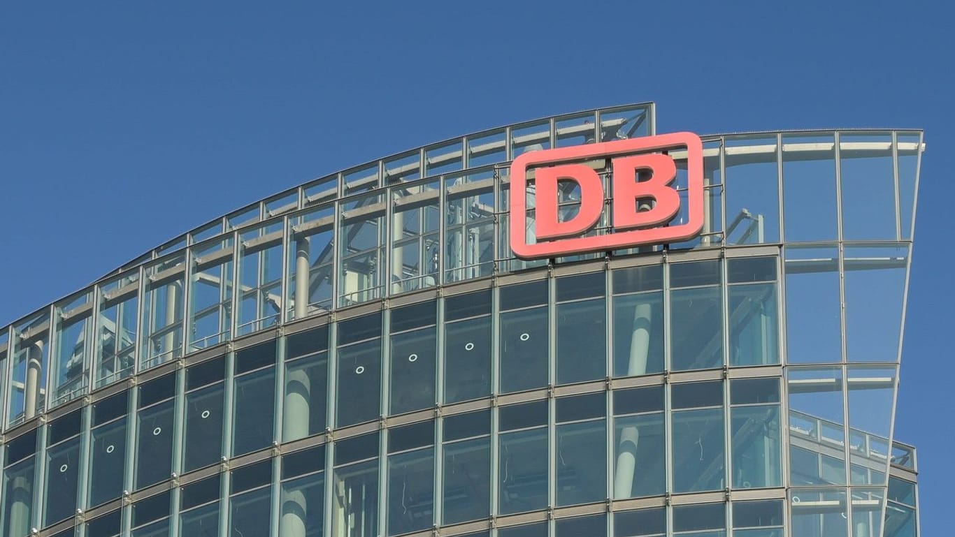 DB-Logo am Bahn-Tower in Berlin: Die Monopolkommission rät zur Zerschlagung der Deutschen Bahn.