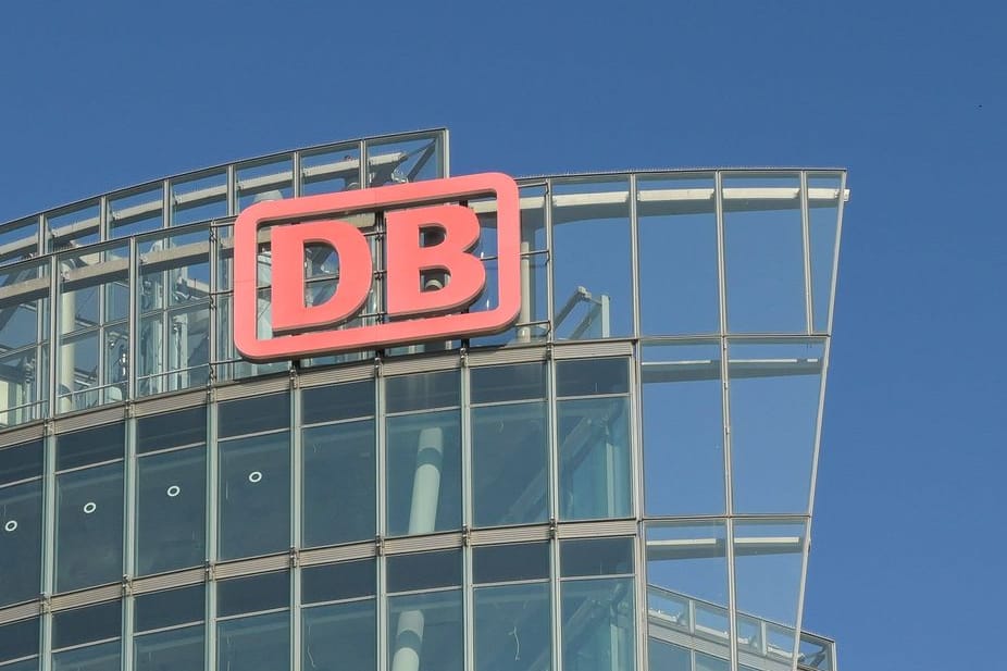 DB-Logo am Bahn-Tower in Berlin: Die Monopolkommission rät zur Zerschlagung der Deutschen Bahn. DB-Logo am Bahn-Tower in Berlin: Die Monopolkommission rät zur Zerschlagung der Deutschen Bahn.