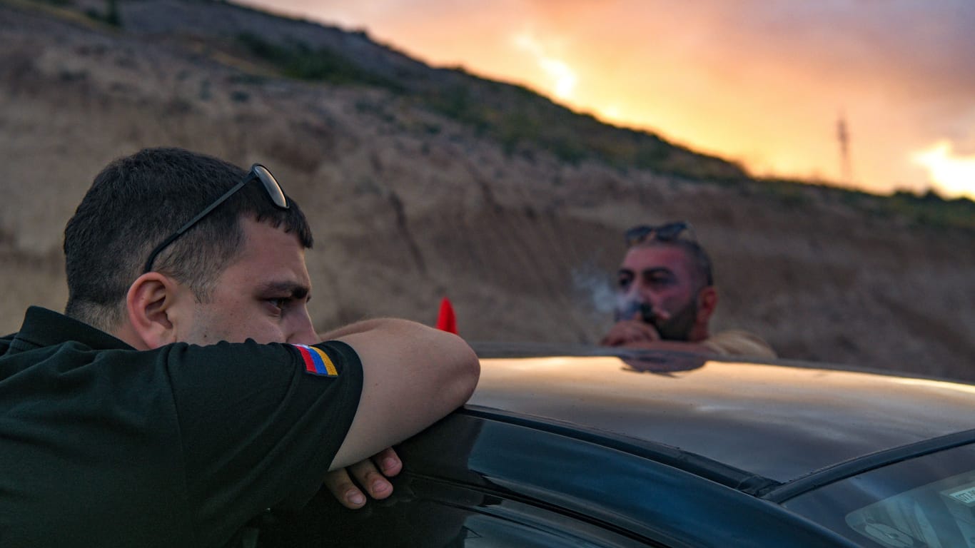 Männer aus Bergkarabach an der Grenze zu Armenien: Aserbaidschan blockiert die umstrittene Region für Menschen und Hilfsgüter.