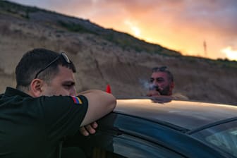 Männer aus Bergkarabach an der Grenze zu Armenien: Aserbaidschan blockiert die umstrittene Region für Menschen und Hilfsgüter.