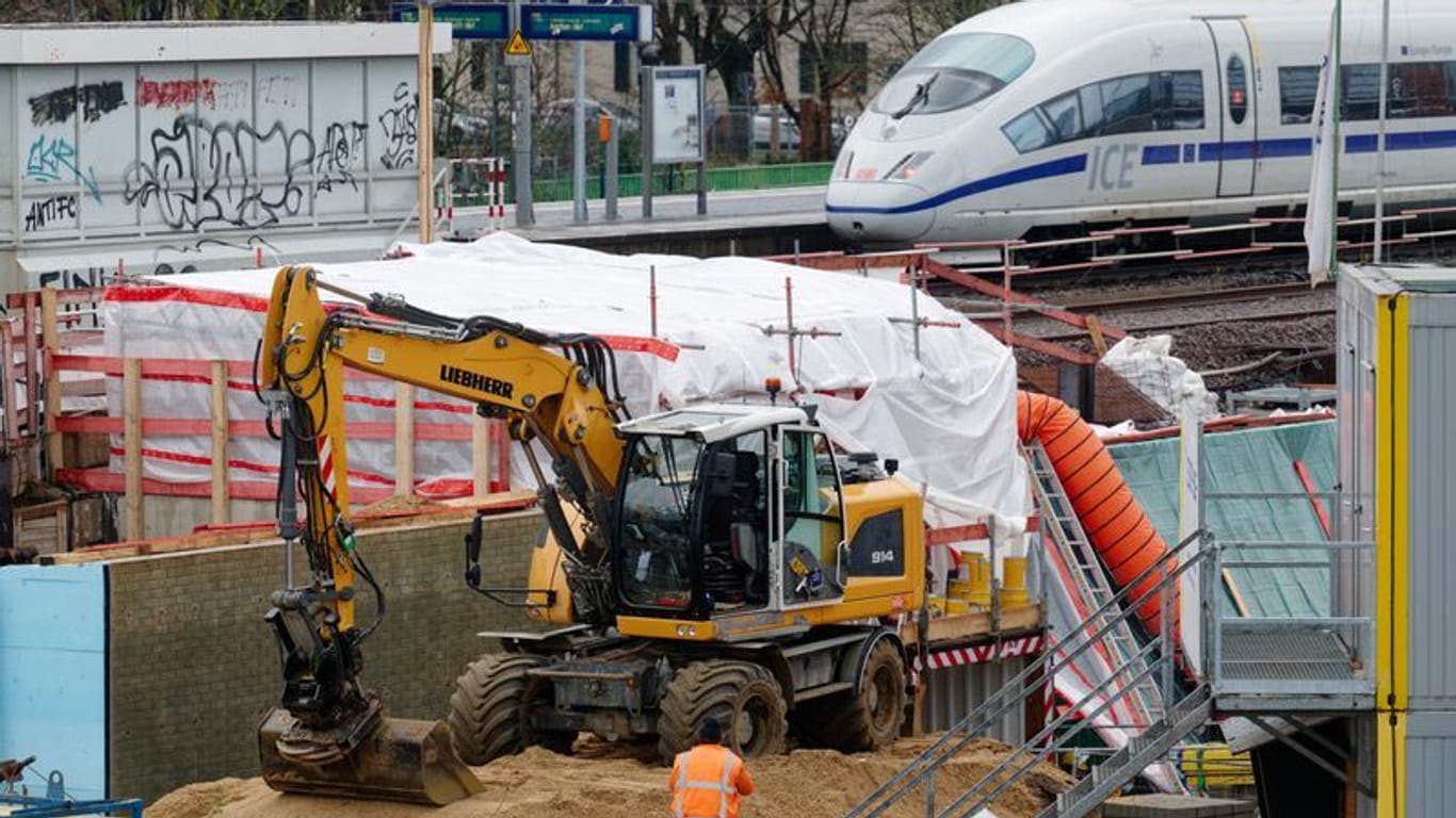 Leverkusen: Baumaschinen arbeiten auf der Rhein-Ruhr-Express Baustelle am Bahnhof in Leverkusen.