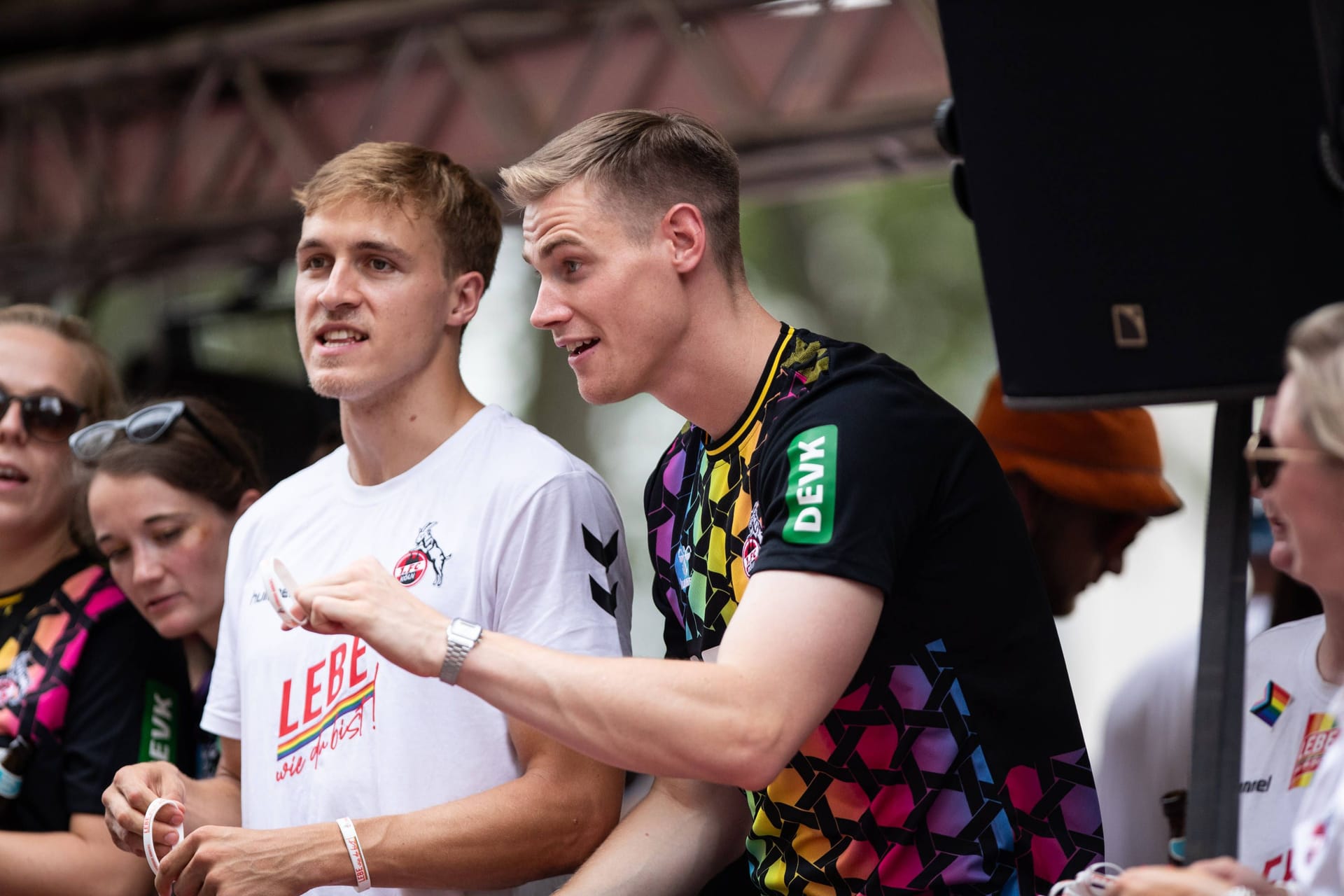 CSD in Köln: Timo Hübers und Steffen Tigges fahren auf dem Wagen des 1. FC Köln mit.