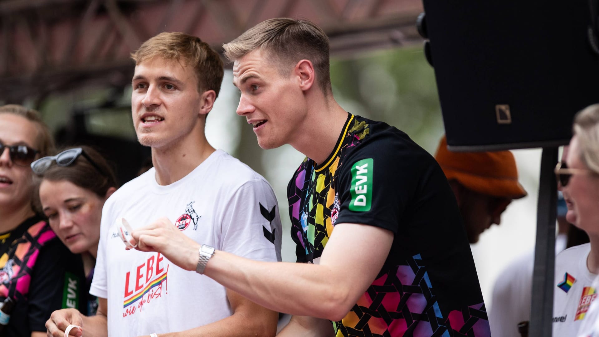 CSD in Köln: Timo Hübers und Steffen Tigges fahren auf dem Wagen des 1. FC Köln mit.