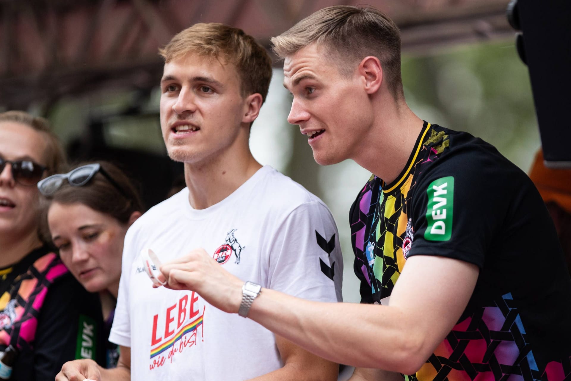 CSD in Köln: Timo Hübers und Steffen Tigges fahren auf dem Wagen des 1. FC Köln mit.