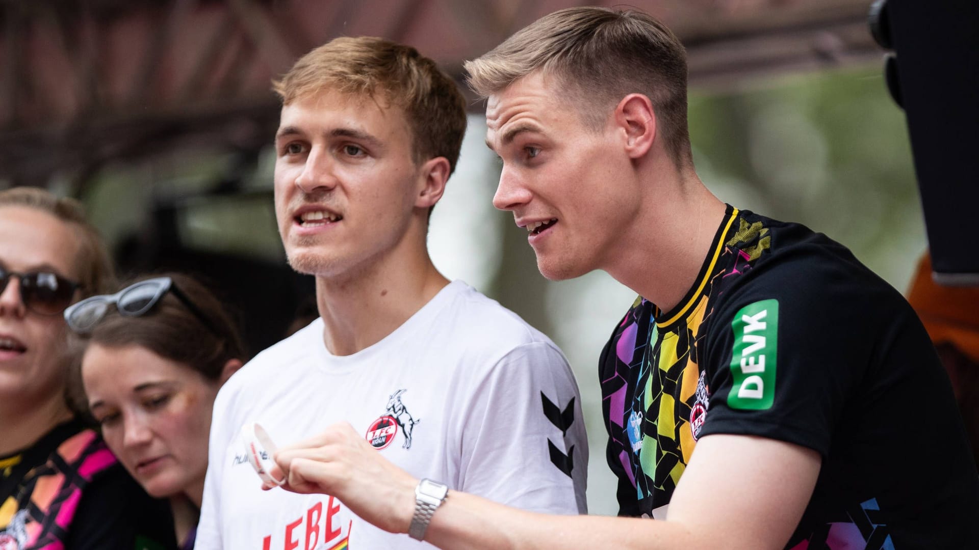 CSD in Köln: Timo Hübers und Steffen Tigges fahren auf dem Wagen des 1. FC Köln mit.