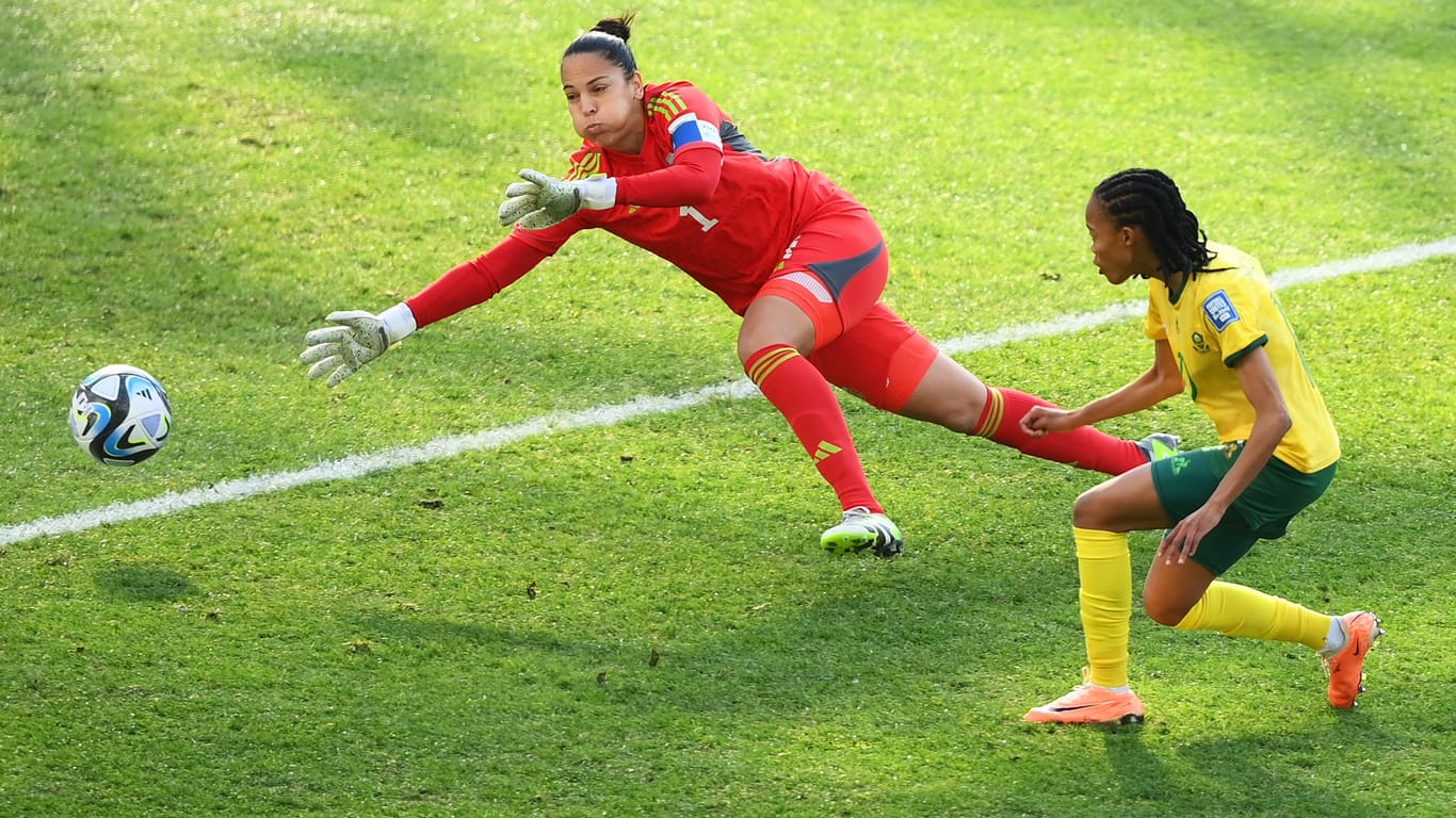 Südafrikas Linda Motlhalo erzielt in Dunedin das 1:0 für ihr Team gegen Argentinien.