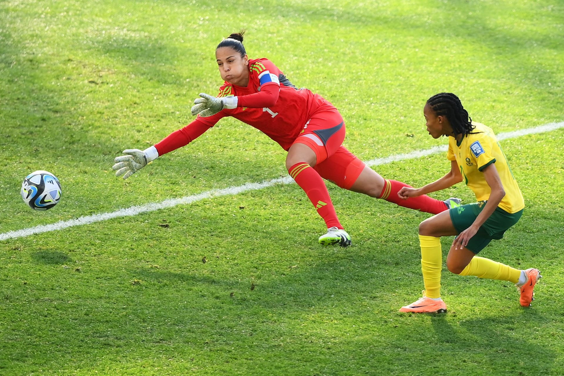 Südafrikas Linda Motlhalo erzielt in Dunedin das 1:0 für ihr Team gegen Argentinien.