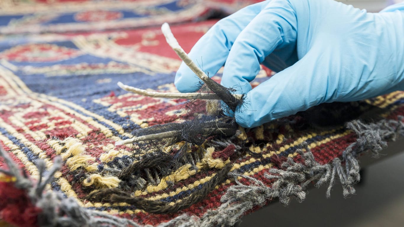 Der Zoll Dresden präsentiert einzelne Schnüre eines gewebten Teppichs, die Heroin beinhalten (Archivbild).