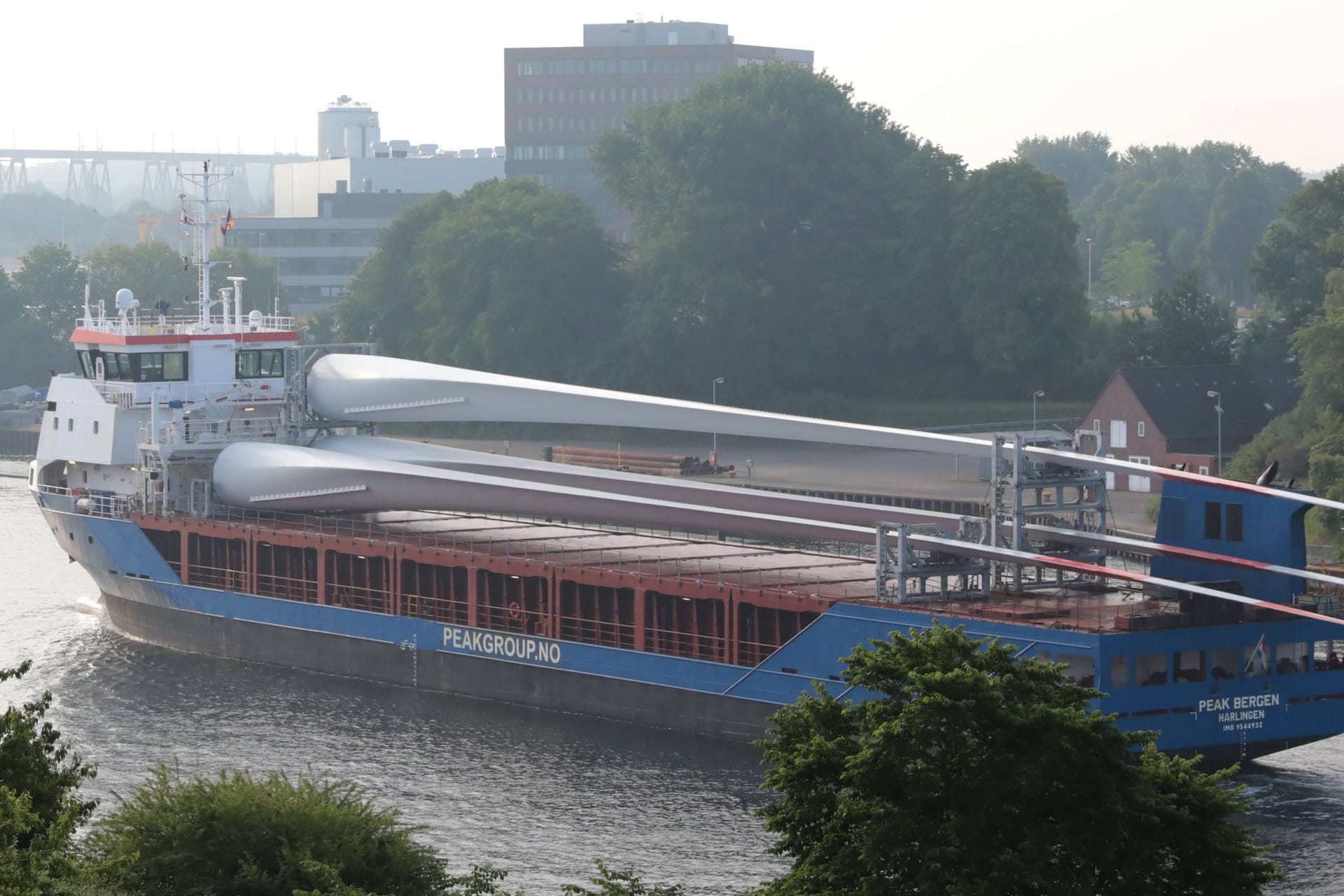 Windflügeltransport mit einem Frachtschiff durch den Nord-Ostsee-Kanal bei Rendsburg: Das Land im Norden baut die meisten Windkraftanlagen.