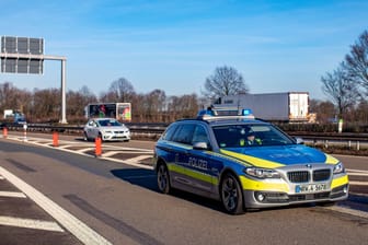 Ein Polizeiauto sperrt die Autobahn (Symbolbild): Auf der A4 kam es am Montag zu zwei Unfällen.