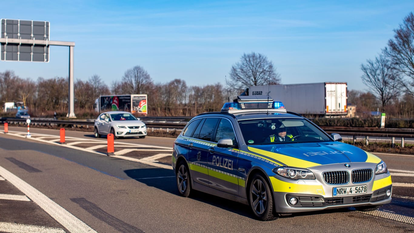 Ein Polizeiauto sperrt die Autobahn (Symbolbild): Auf der A4 kam es am Montag zu zwei Unfällen.