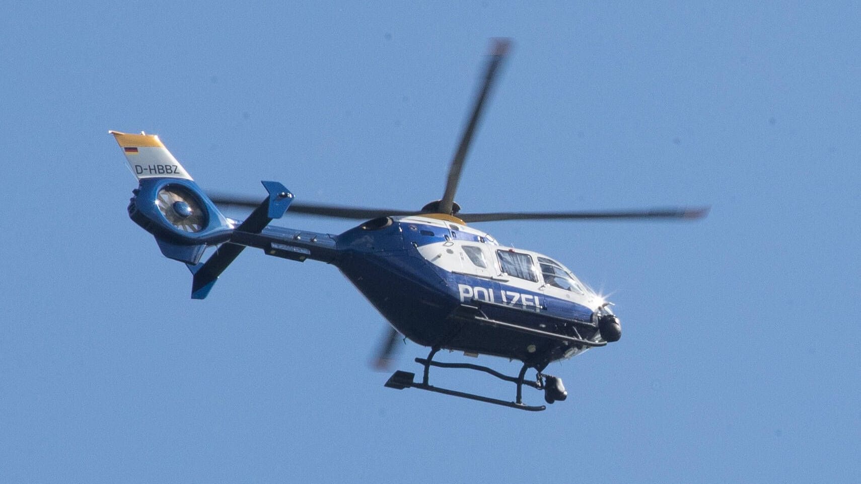 Polizeihubschrauber am Himmel (Symbolbild): Noch ist nicht klar, ob es sich tatsächlich um eine Straftat handelt.