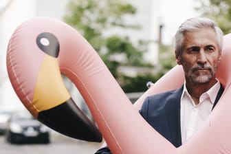 GeschΓ€ftsmann mit Flamingo (Symbolbild): Der Angestellte einer Aufzugfirma soll nicht zum ersten Mal eskaliert sein. GeschΓ€ftsmann mit Flamingo (Symbolbild): Der Angestellte einer Aufzugfirma soll nicht zum ersten Mal eskaliert sein.