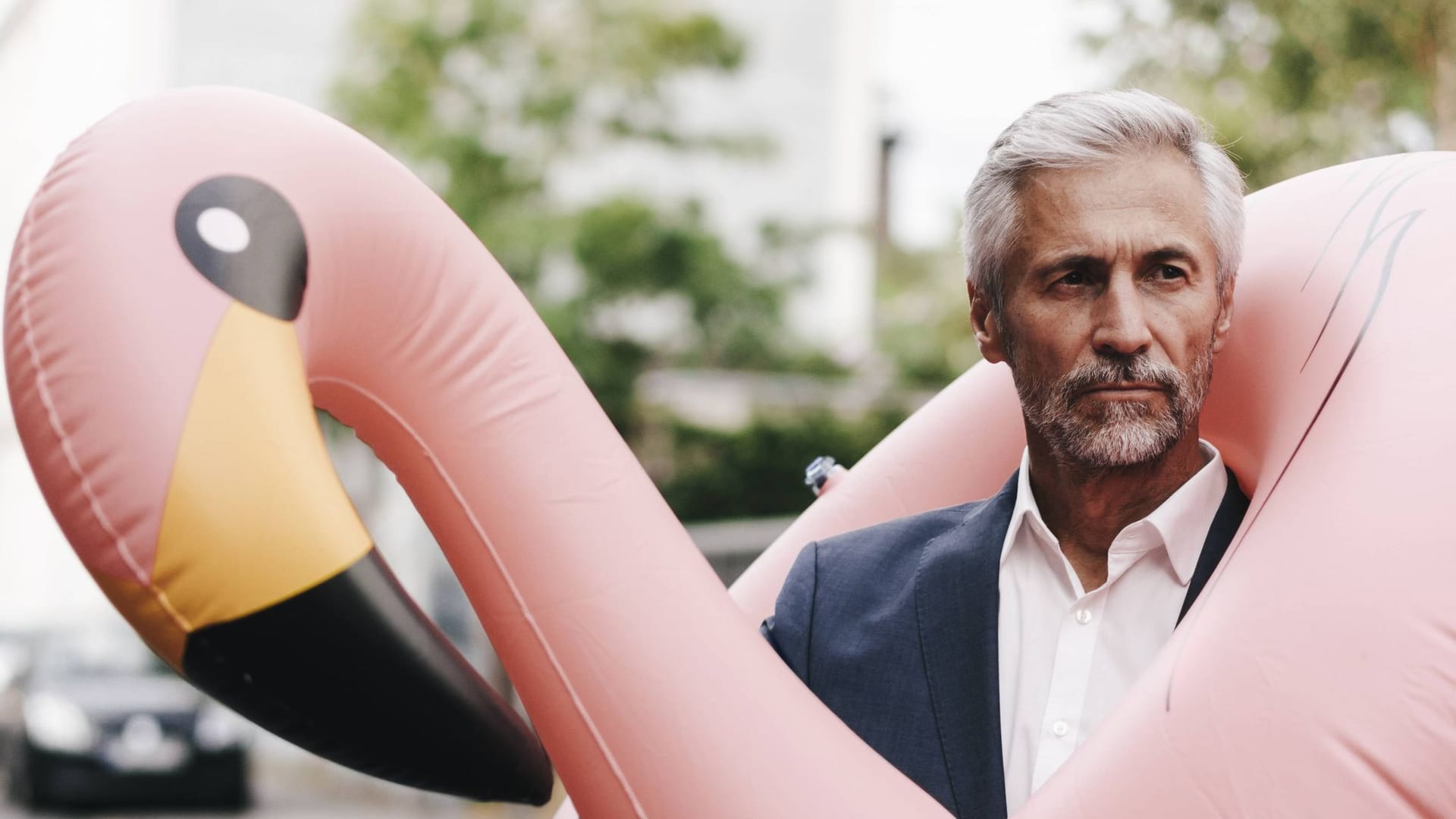 Geschäftsmann mit Flamingo (Symbolbild): Der Angestellte einer Aufzugfirma soll nicht zum ersten Mal eskaliert sein. Geschäftsmann mit Flamingo (Symbolbild): Der Angestellte einer Aufzugfirma soll nicht zum ersten Mal eskaliert sein.