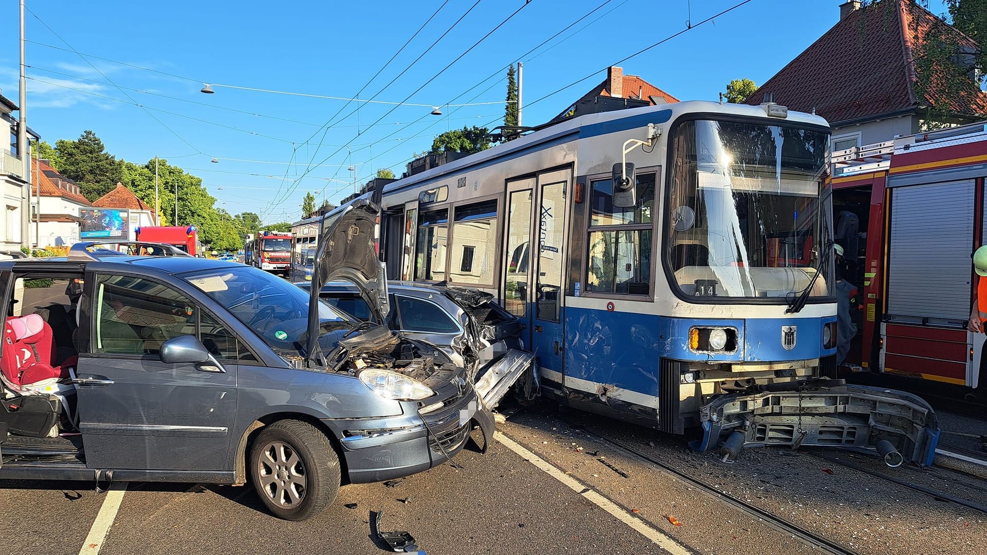Kollision zwischen einer Tram und einem Auto in Neuhausen-Nymphenburg: Bei dem Unfall wurden fünf Personen leicht verletzt. Kollision zwischen einer Tram und einem Auto in Neuhausen-Nymphenburg: Bei dem Unfall wurden fünf Personen leicht verletzt.