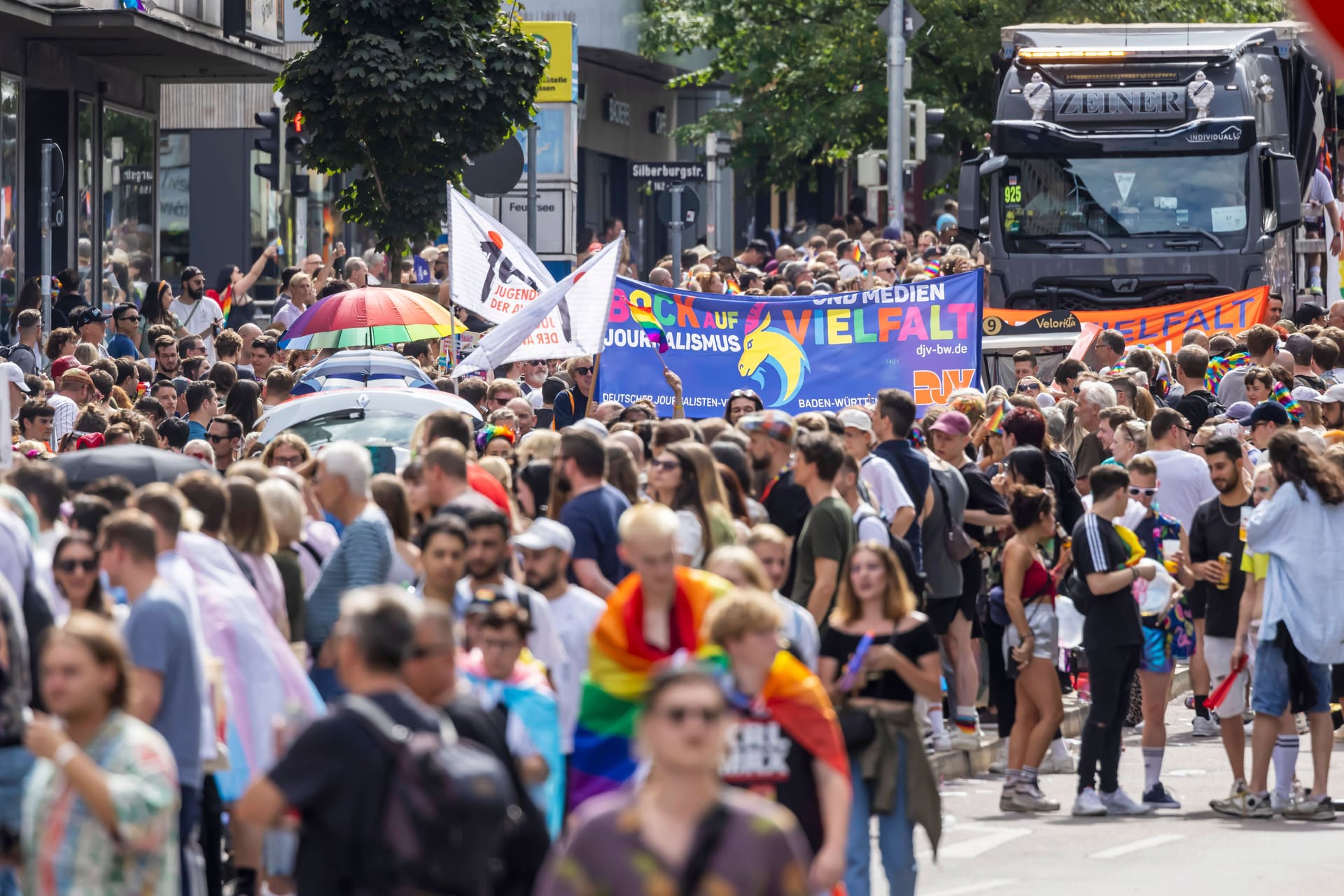 Der Christopher Street Day in Stuttgart am Samstag (Archivbild): Dort soll ein Exhibitionist Teilnehmer belästigt haben.