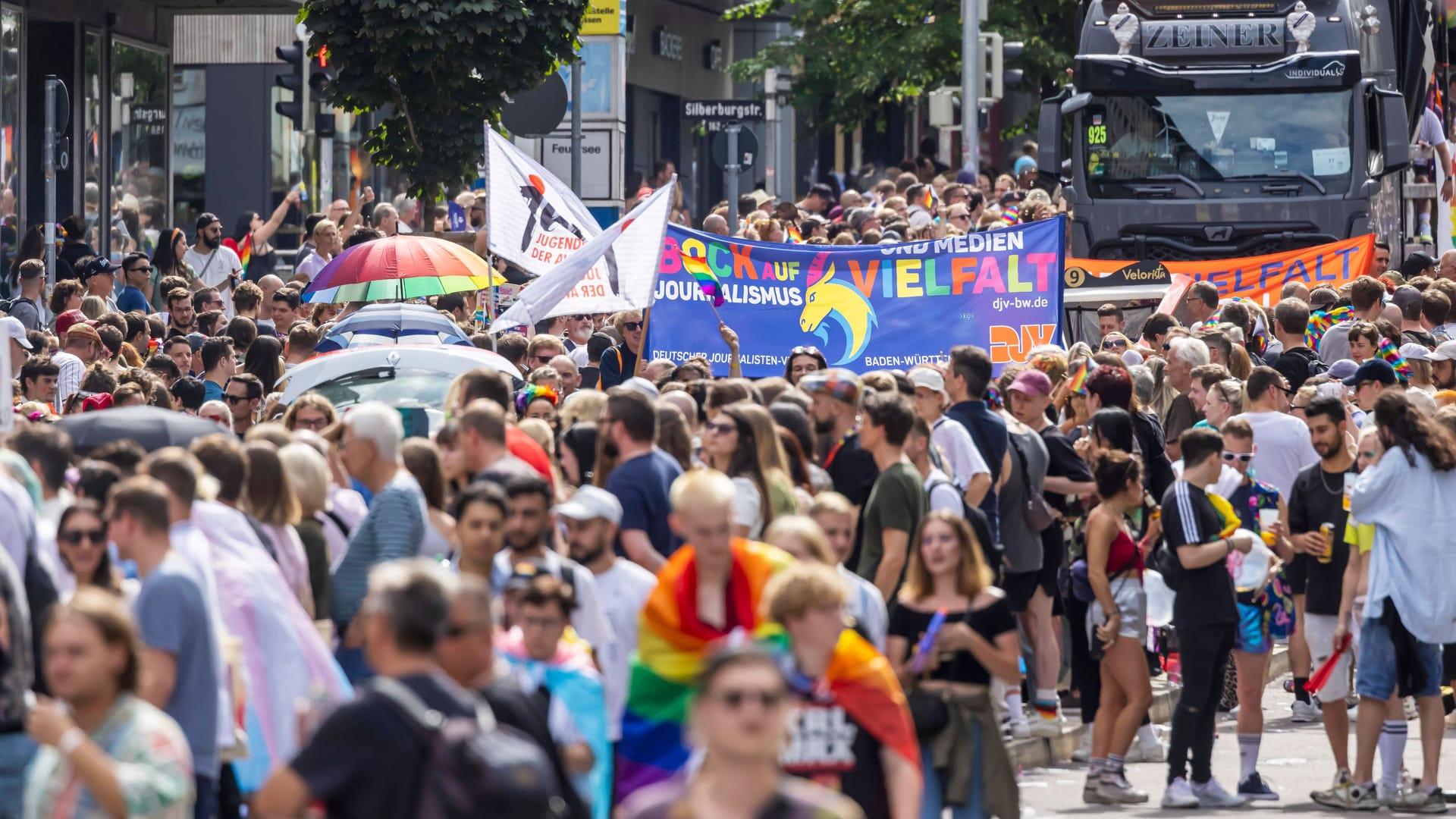 Der Christopher Street Day in Stuttgart am Samstag (Archivbild): Dort soll ein Exhibitionist Teilnehmer belästigt haben.