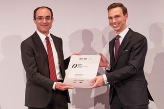Ludwig Merckle (links) bekommt die Auszeichnung zum Familienunternehmer des Jahres überreicht (Archiv). Sein Vater wurde in Dresden geboren und kehrte in den 1990ern dorthin zurück.