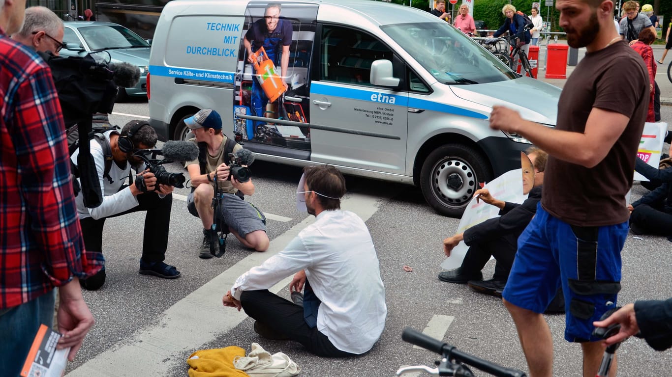 Weidenallee in Hamburg-Eimsbüttel: Am Freitag haben Klimaaktivisten der letzten Generation die Kreuzung blockiert