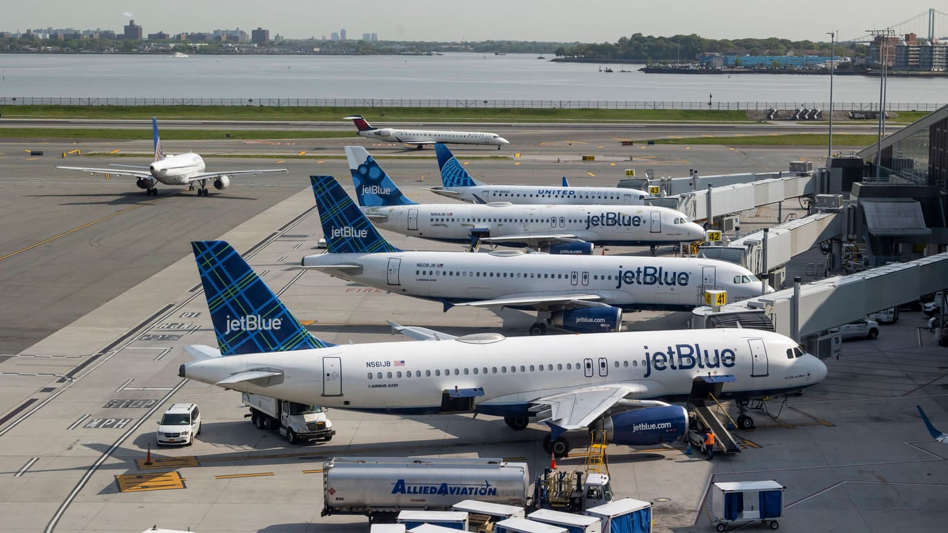 Flugzeuge der Fluggesellschaft JetBlue (Archivbild): Ein Sprecher bestätigte den Vorfall nur teilweise.