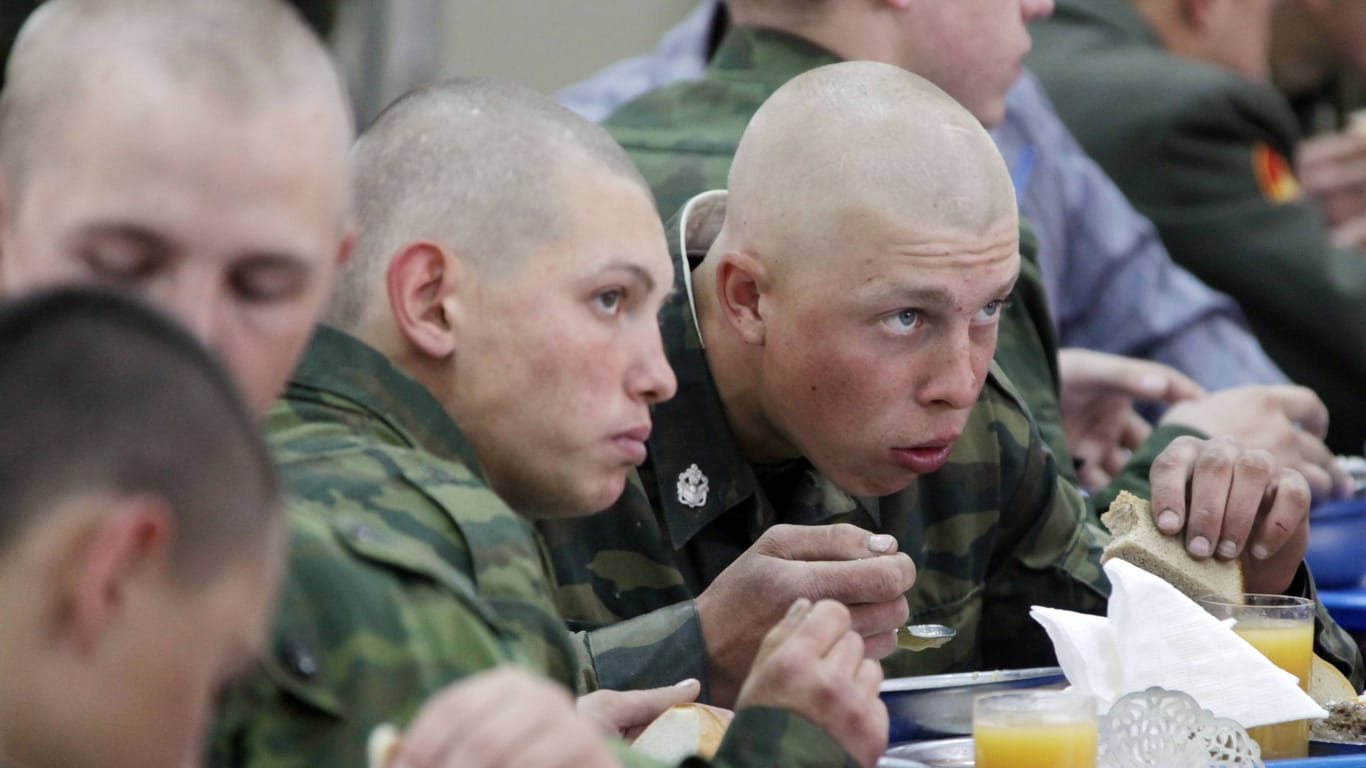 Russische Soldaten beim Essen (Archivbild): Ein Großteil der Verpflegung kam von einer Prigoschin-Firma.