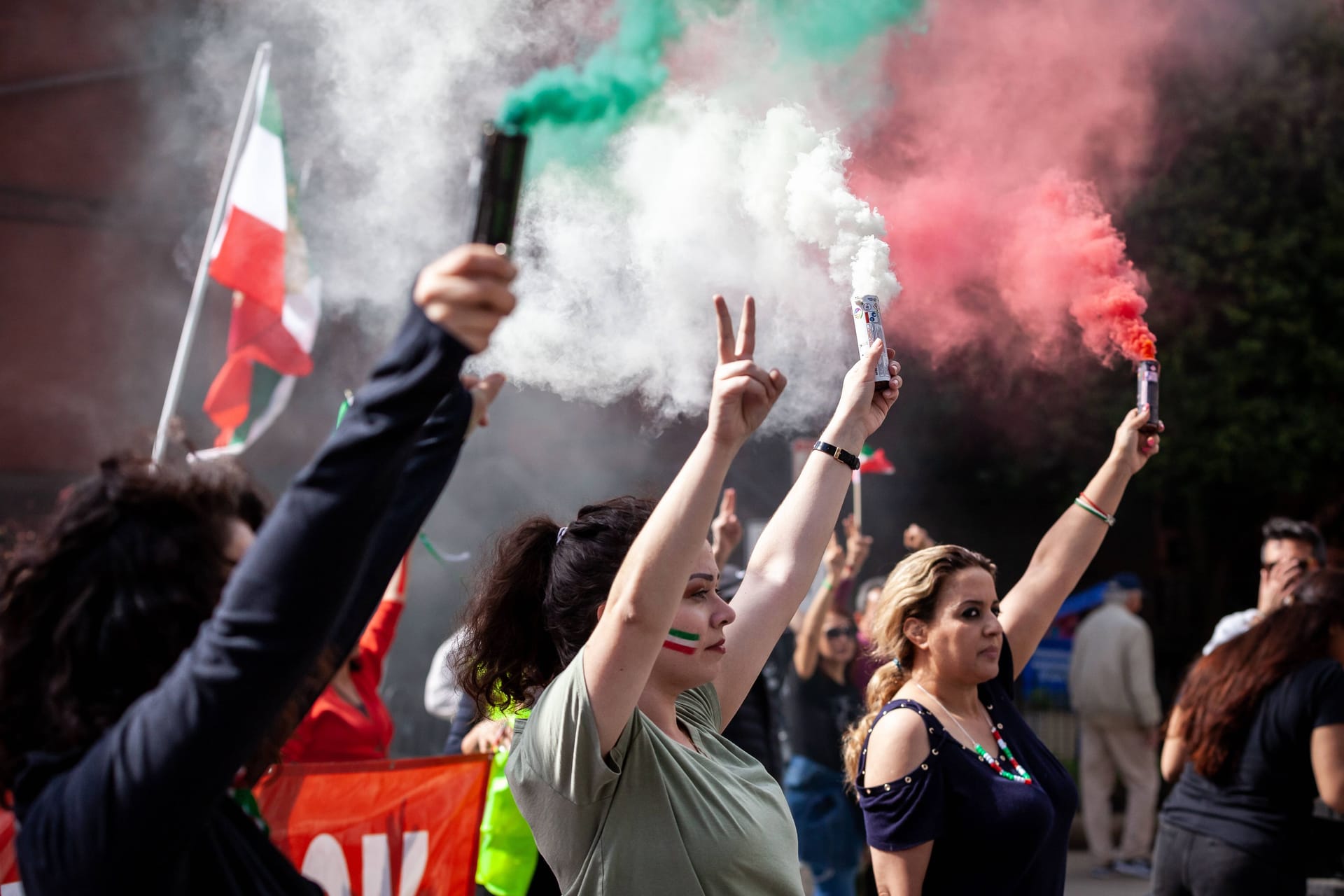 Frauen, die gegen das islamische Regime im Iran protestieren (Symbolbild): Allein in den ersten sechs Monaten des Jahres hat das Regime mehr als 350 Menschen erhängen lassen.