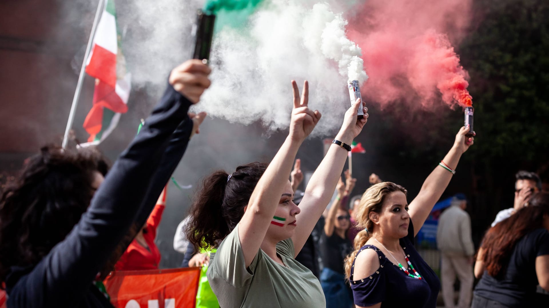 Frauen, die gegen das islamische Regime im Iran protestieren (Symbolbild): Allein in den ersten sechs Monaten des Jahres hat das Regime mehr als 350 Menschen erhängen lassen.