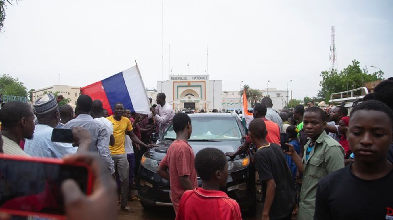Demonstrierende in Niger mit einer russischen Fahne: Experten warnen vor einer steigenden Einflussnahme durch Russland.