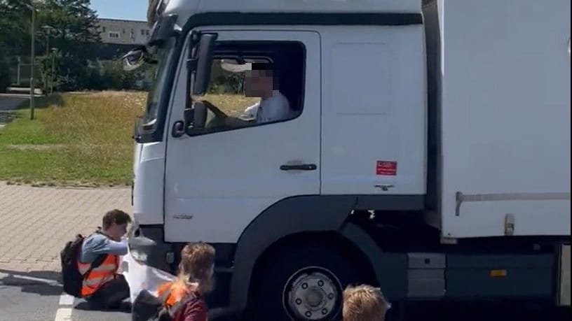 Lkw-Fahrer fährt Klimaaktivisten in Stralsund an: Der junge Mann blieb unverletzt.