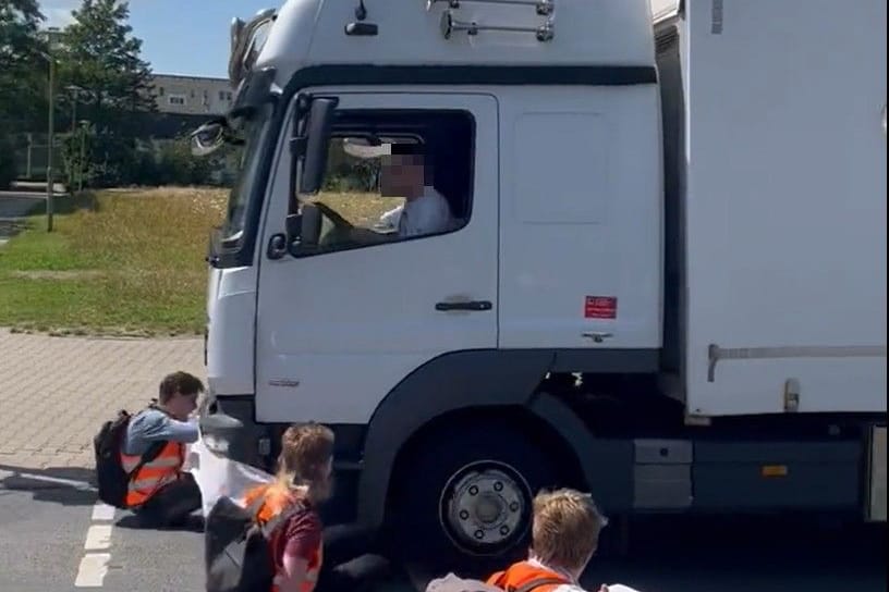 Lkw-Fahrer fährt Klimaaktivisten in Stralsund an: Der junge Mann blieb unverletzt.