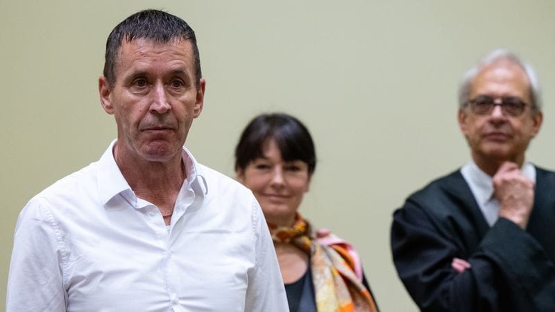Manfred Genditzki steht vor Prozessbeginn um den Badewannen-Mordfall vor dem Landgericht in München: Am Urteil – einer lebenslangen Haftstrafe – gibt es erhebliche Zweifel. Manfred Genditzki steht vor Prozessbeginn um den Badewannen-Mordfall vor dem Landgericht in München: Am Urteil – einer lebenslangen Haftstrafe – gibt es erhebliche Zweifel.