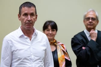 Manfred Genditzki steht vor Prozessbeginn um den Badewannen-Mordfall vor dem Landgericht in München: Am Urteil – einer lebenslangen Haftstrafe – gibt es erhebliche Zweifel.