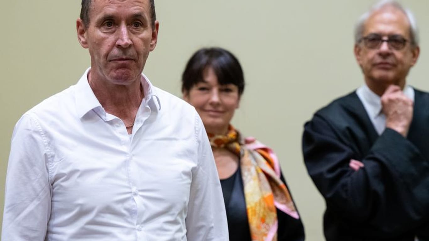Manfred Genditzki steht vor Prozessbeginn um den Badewannen-Mordfall vor dem Landgericht in München: Am Urteil – einer lebenslangen Haftstrafe – gibt es erhebliche Zweifel.