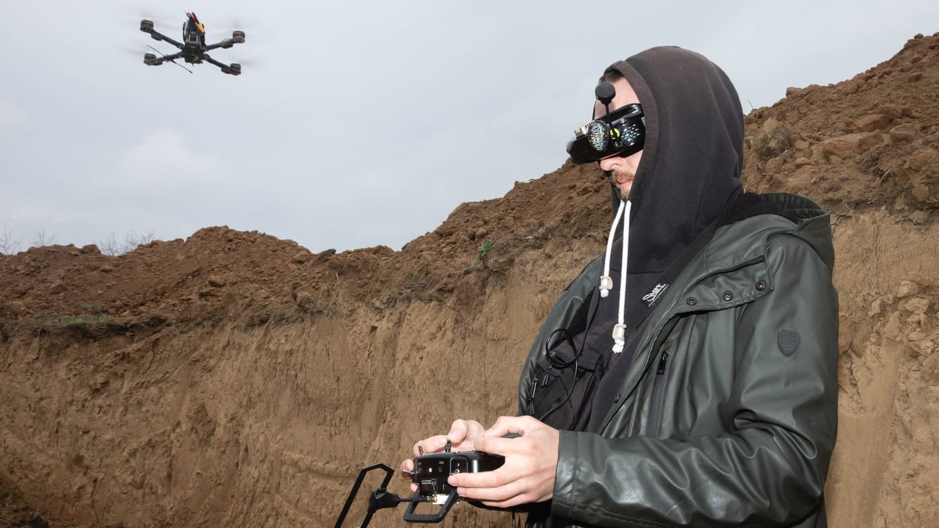 Ein ukrainischer Drohnenpilot bei einer Übung nahe Odessa: Die Abwehr russischer Kamikaze-Drohnen bereitet der Ukraine weiterhin Schwierigkeiten.