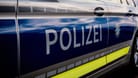 Ein Einsatzfahrzeug der Polizei (Symbolbild): In Bremen beschäftigen derzeit ausländerfeindliche Parolen und verfassungswidrige Symbole die Kriminalpolizei.