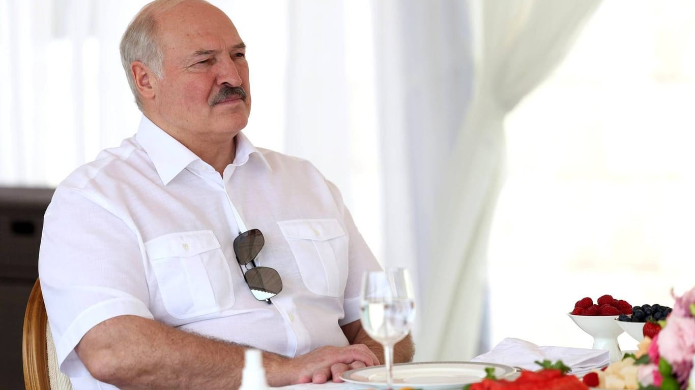 Der belarussische Präsident Alexander Lukaschenko bei einem Mittagessen mit Wladimir Putin Anfang Juni: In der Causa Prigoschin gibt er sich als Vermittler.